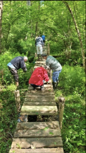 Bénévoles rénovant la passerelle du Moulin Cognot