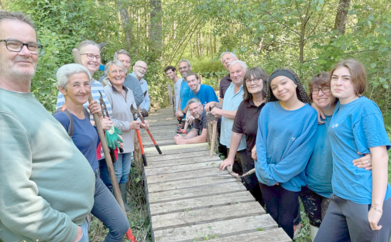 Bénévoles autour de la passerelle du Moulin Cognot