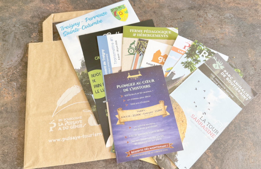 Pochette de l’Office du tourisme remplie d’informations utiles et touristiques