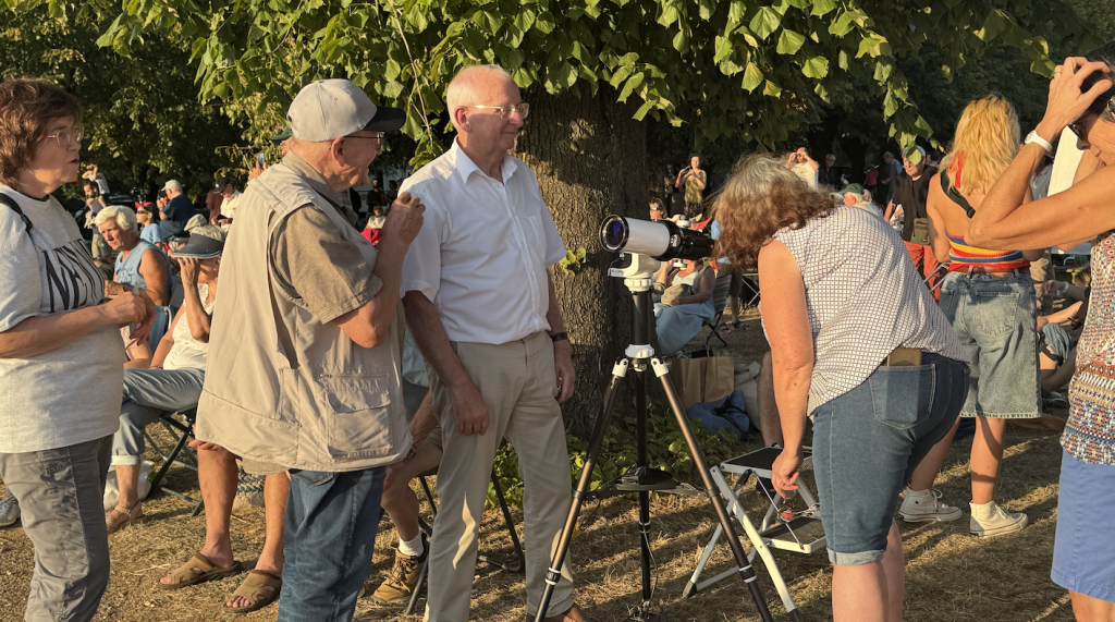 Club "G'Astronomie 89" avec le public lors de l'éclipse du 12 août à Perreuse