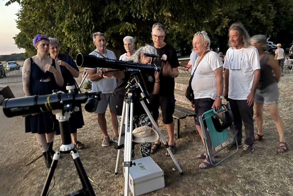 Club "G'Astronomie 89" avec le public lors de l'éclipse du 12 août à Perreuse