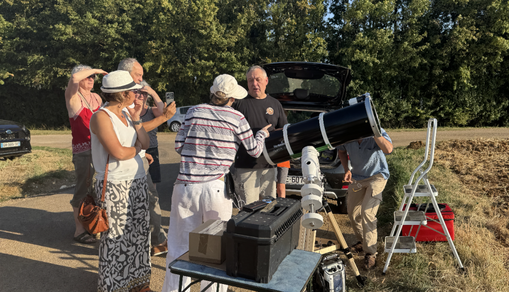 Club "G'Astronomie 89" avec le public lors de l'éclipse du 12 août à Perreuse