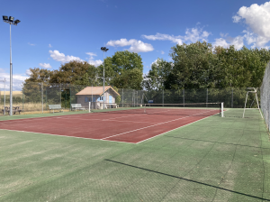 Court de tennis à Treigny avec son éclairage Court de tennis à Treigny avec son éclairage