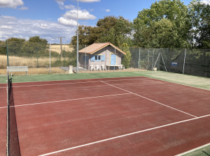 Court de tennis à Treigny avec son Club house Court de tennis à Treigny avec son Club house