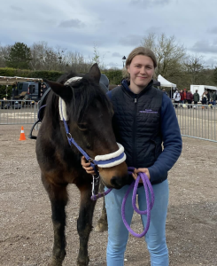 Camille à Vos Services avec un cheval Camille à Vos Services avec un cheval