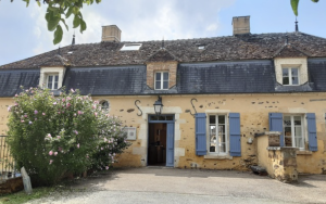 Extérieur du Couvent de Treigny Extérieur du Couvent de Treigny