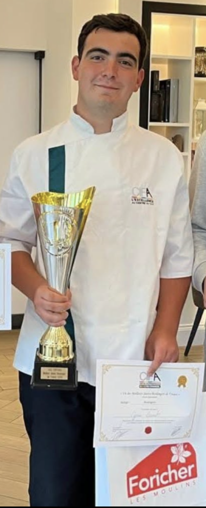 Cyprien Brunet avec sa coupe et sa médaille d'or