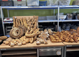 Photo avec les pains et autres produits créés par Cyprien Brunet