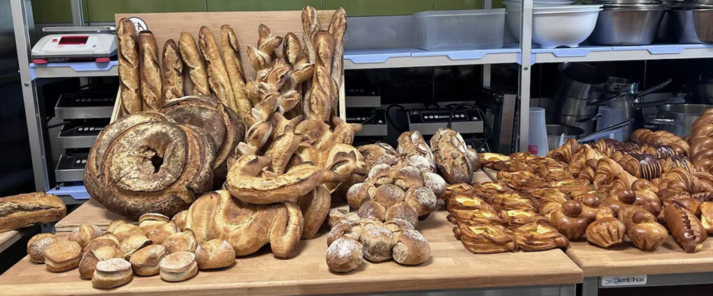 Photo avec les pains et autres produits créés par Cyprien Brunet
