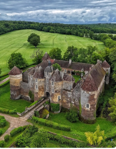 Chateau de Ratilly vue du ciel photo de Guillaume Caillere 233x300
