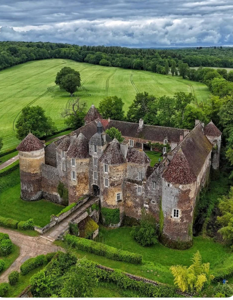 Chateau de Ratilly vue du ciel photo de Guillaume Caillere 768x987