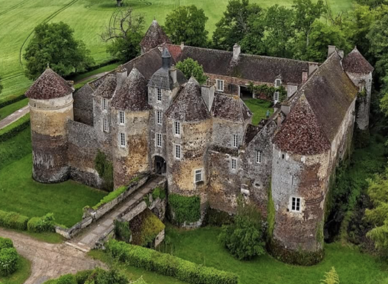 Chateau de Ratilly vue aerienne par le photographe Guillaume Caillere e1791816364166 1 768x562